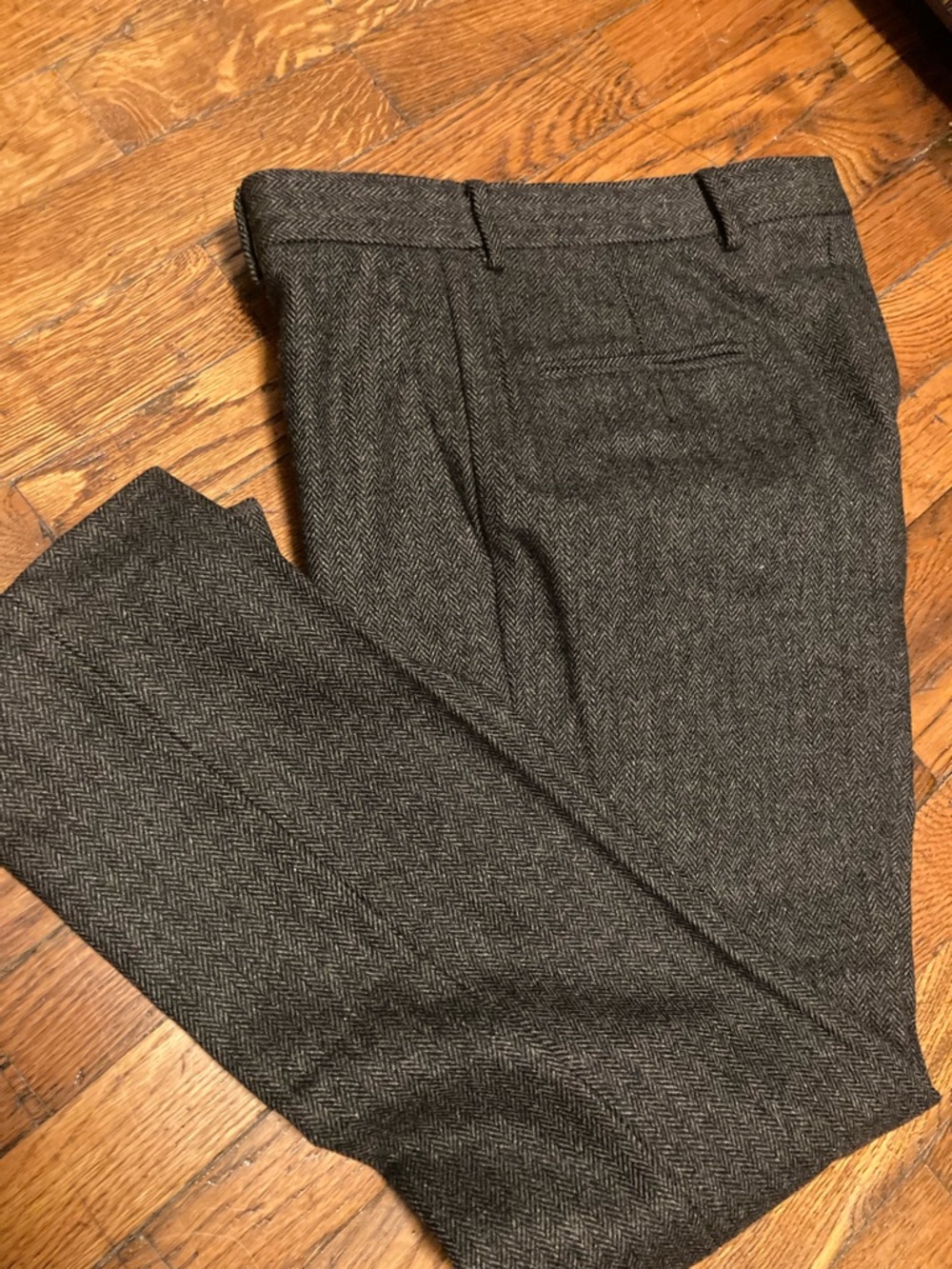 J. Crew men’s Ludlow Slim-fit suit pant in gray/black herringbone - Picture 4 of 6